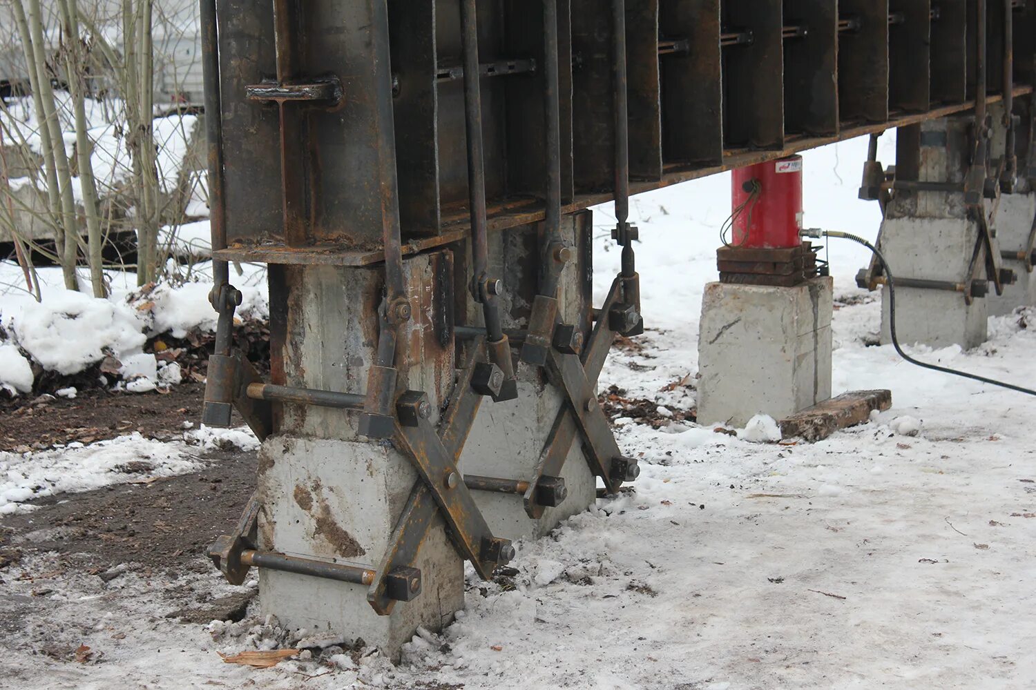 оборудование для испытания свай. испытание грунтов сваями. статические испытания балкой. испытания грунтов динамической нагрузкой на сваи. статические испытания буронабивных свай.