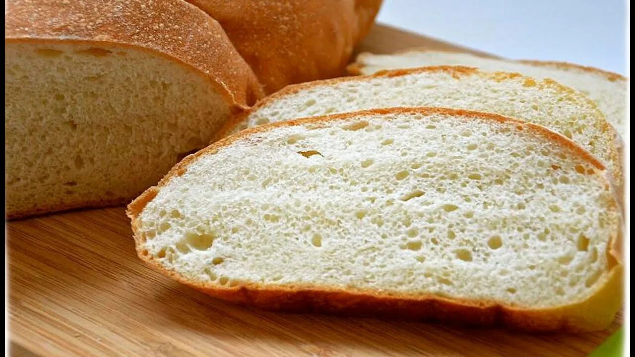 Хлеб. Домашний хлеб. Хлеб в разрезе. Кусок белого хлеба.