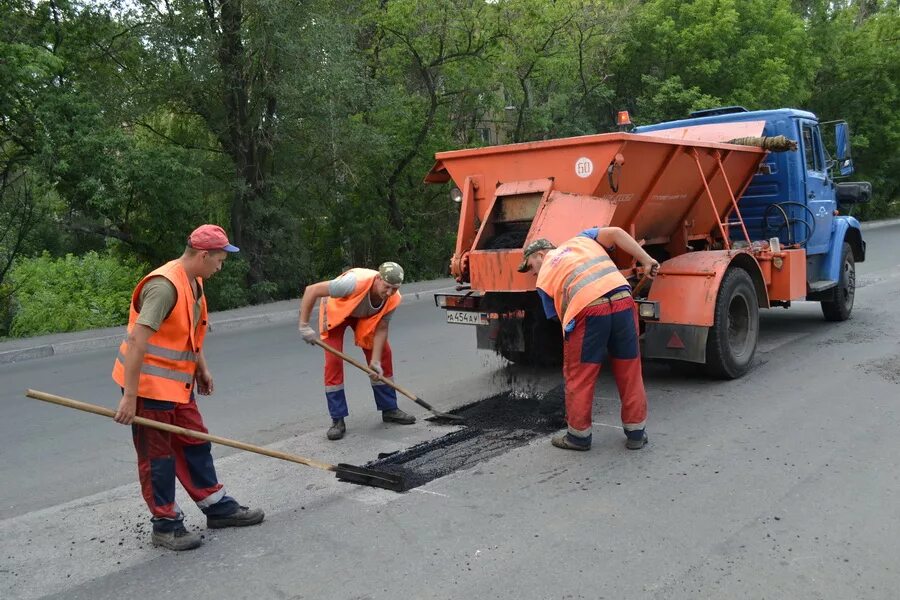 Дорожный рабочий. Дорожные работы. Дорожный рабочий ДРСУ. Ямочный ремонт дорог.