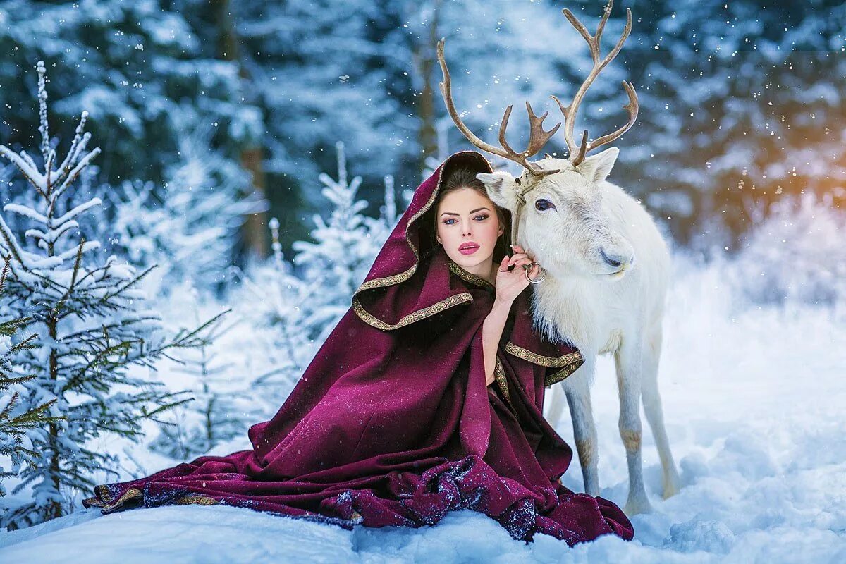 Девушка на олене. Зимняя фотосессия с оленем. Зимняя фотосессия в лесу. Сказочная фотосессия в зимнем лесу. Фотосессия с оленем зимой.