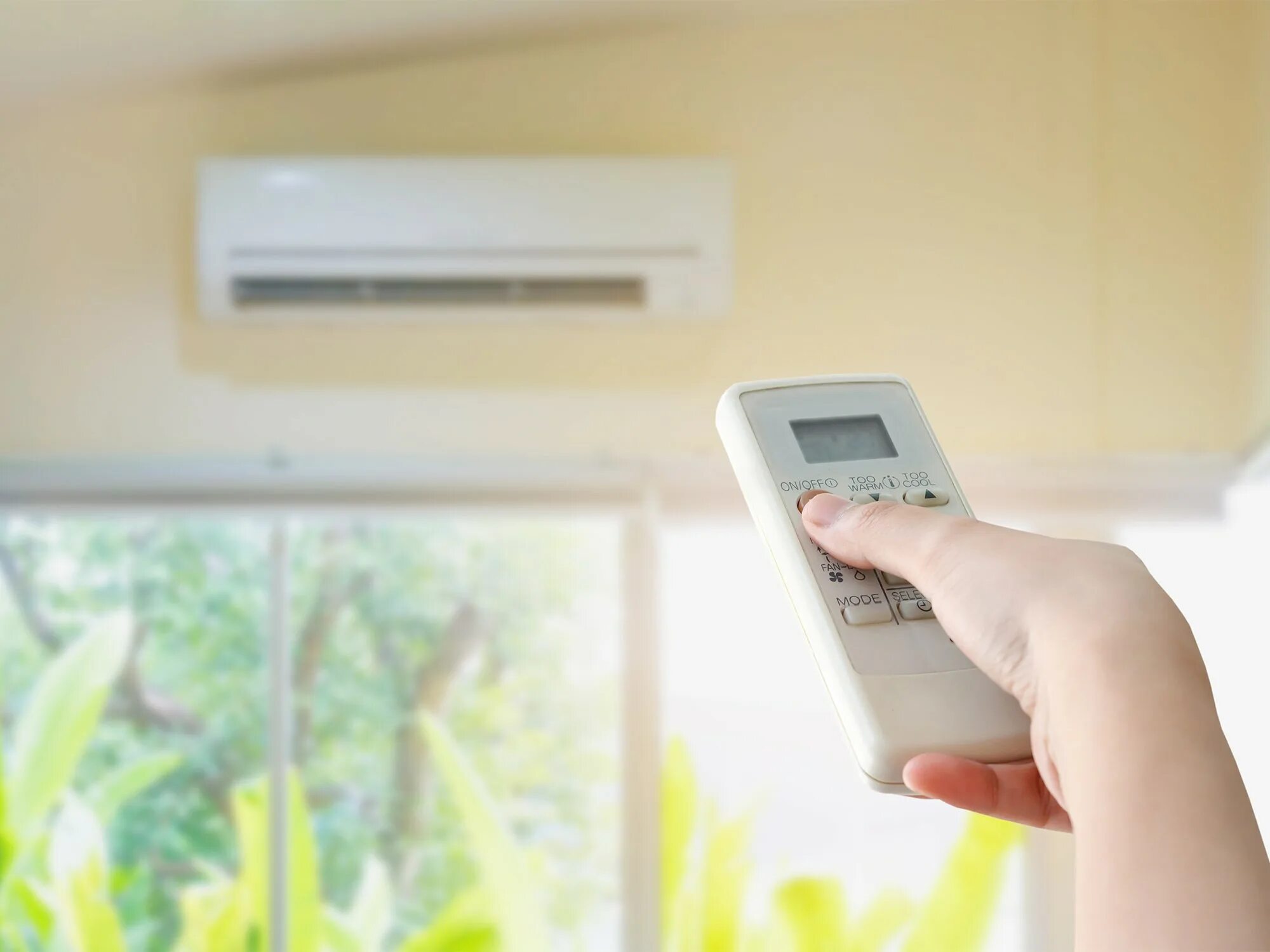 Кондиционер в офисе. Кондиционер на стене. Дверь открывается. Открывает дверь. Кондиционер и открытая дверь.