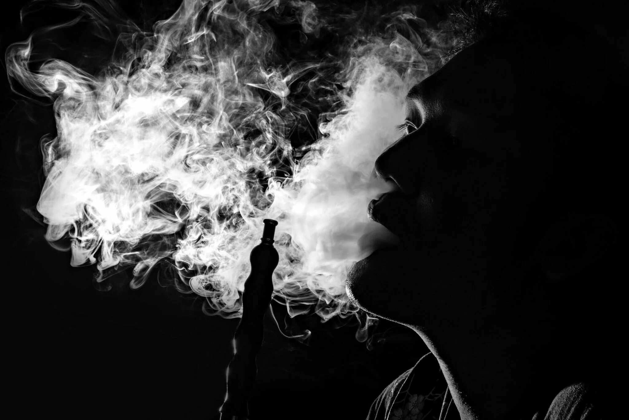 Курим на пополам. Дым от кальяна. Выдыхает дым. Курение кальяна. Сигаретный дым.