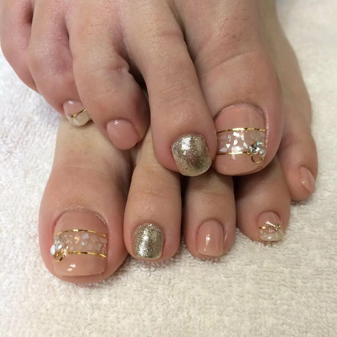 Нежный педикюр. Красивый педикюр на лето. Педикюр френч с блестками. Педикюр белый с блестками. Педикюр розовый с блестками.