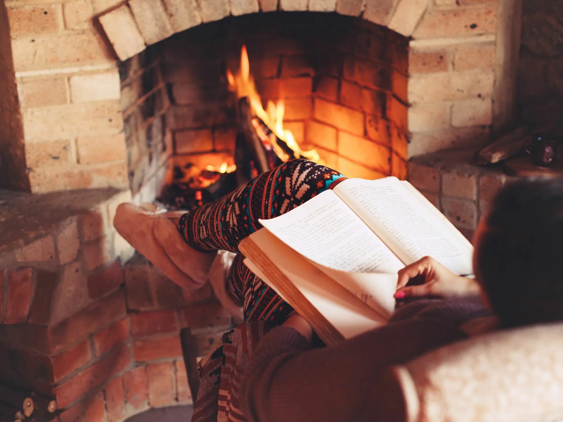 Горящий дом в лесу. Читать дом огней. Под пледом у камина. Читать дом огней. Пожар дома.