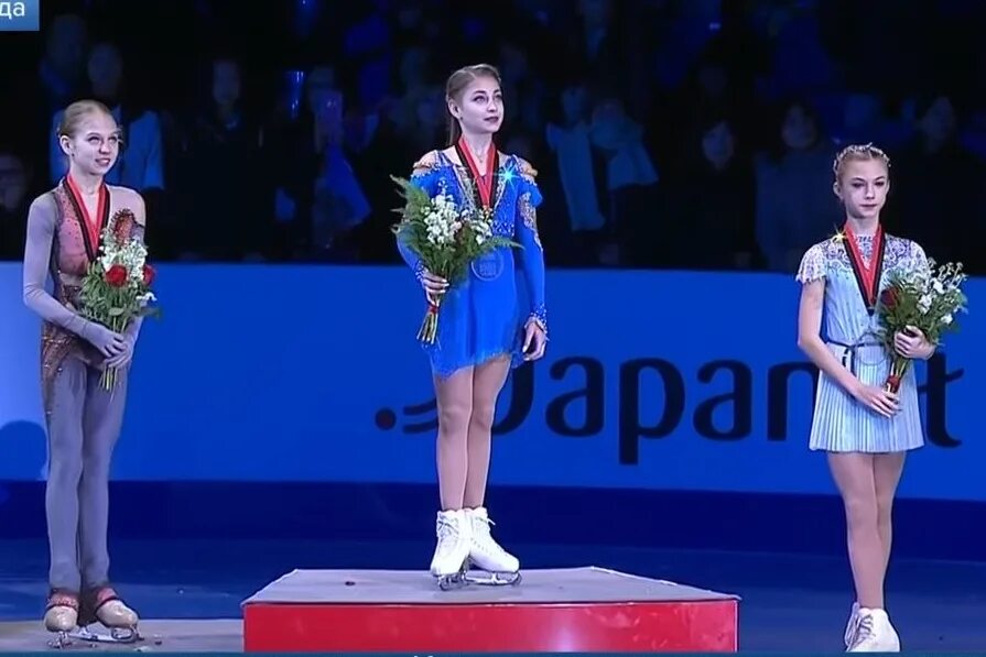 Алена косторная и лиза туктамышева. Гран при пьедестал. Камилла валиева награждение. Камила валиева финал гран при 2019. Гран при пьедестал.