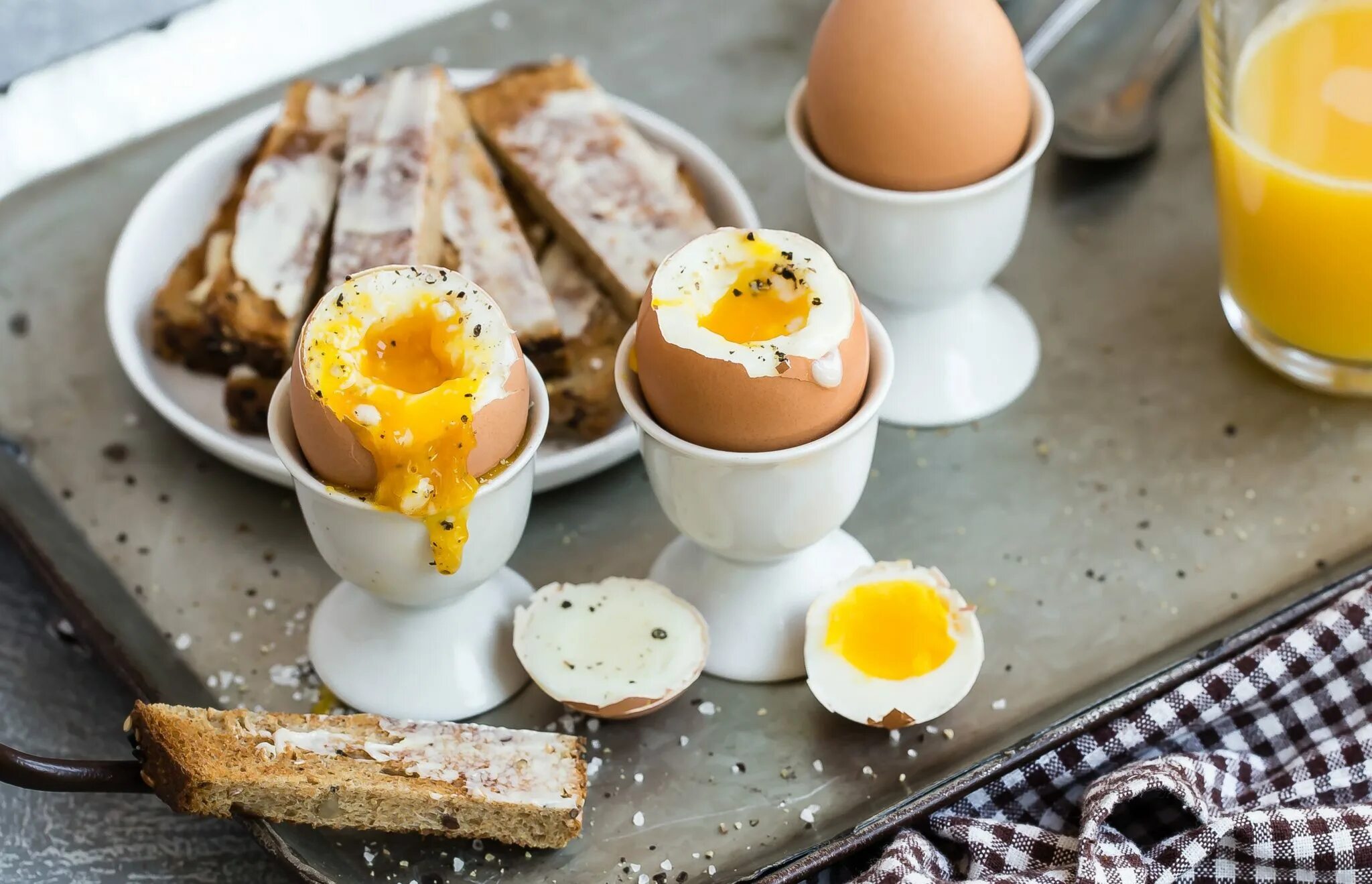 Яйцо вареное всмятку. Завтрак с вареными яйцами. Сервировка яичницы на завтрак. Яйца всмятку на завтрак. Что вкусного приготовить без яиц