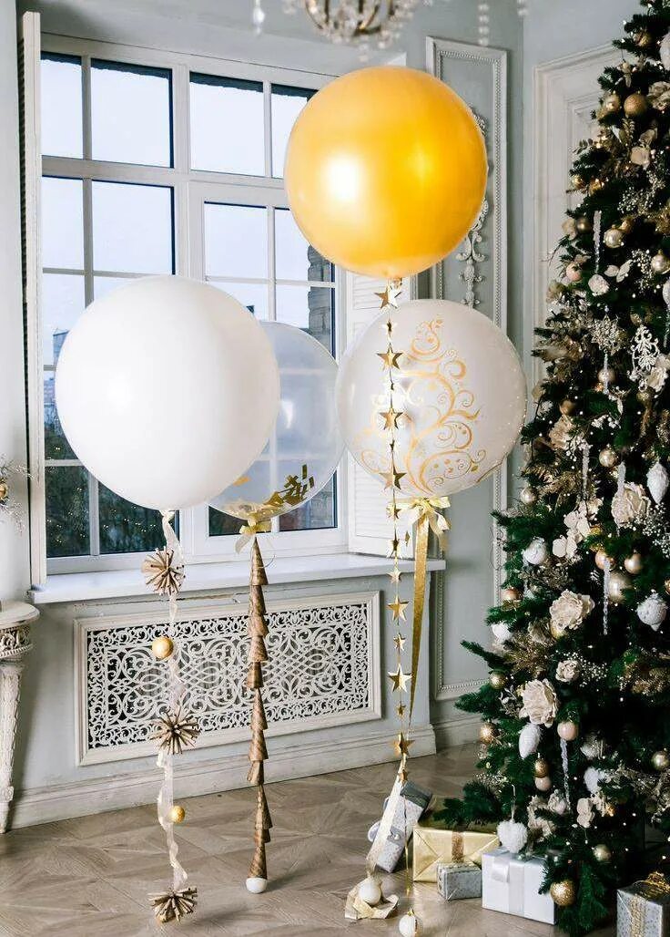 Новогодние украшения шаров. Воздушные шары на новый год. Воздушные шары на новый ю год. Шары украшение. Украшение шарами на новый год.