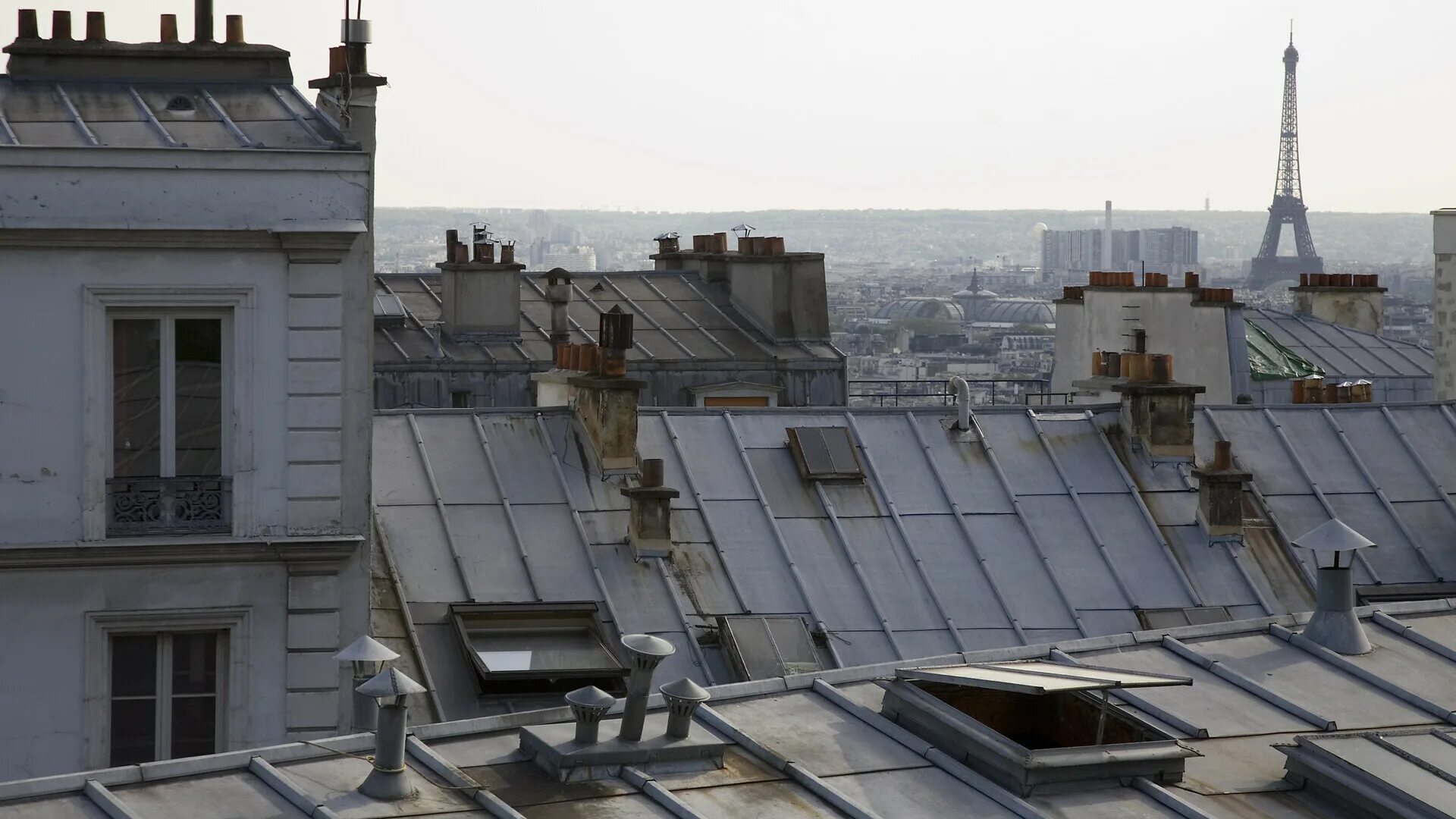 Мансарда здания. Париж вид с крыши. «Крыши Парижа». Крыша здания. Крыши домов во Франции.