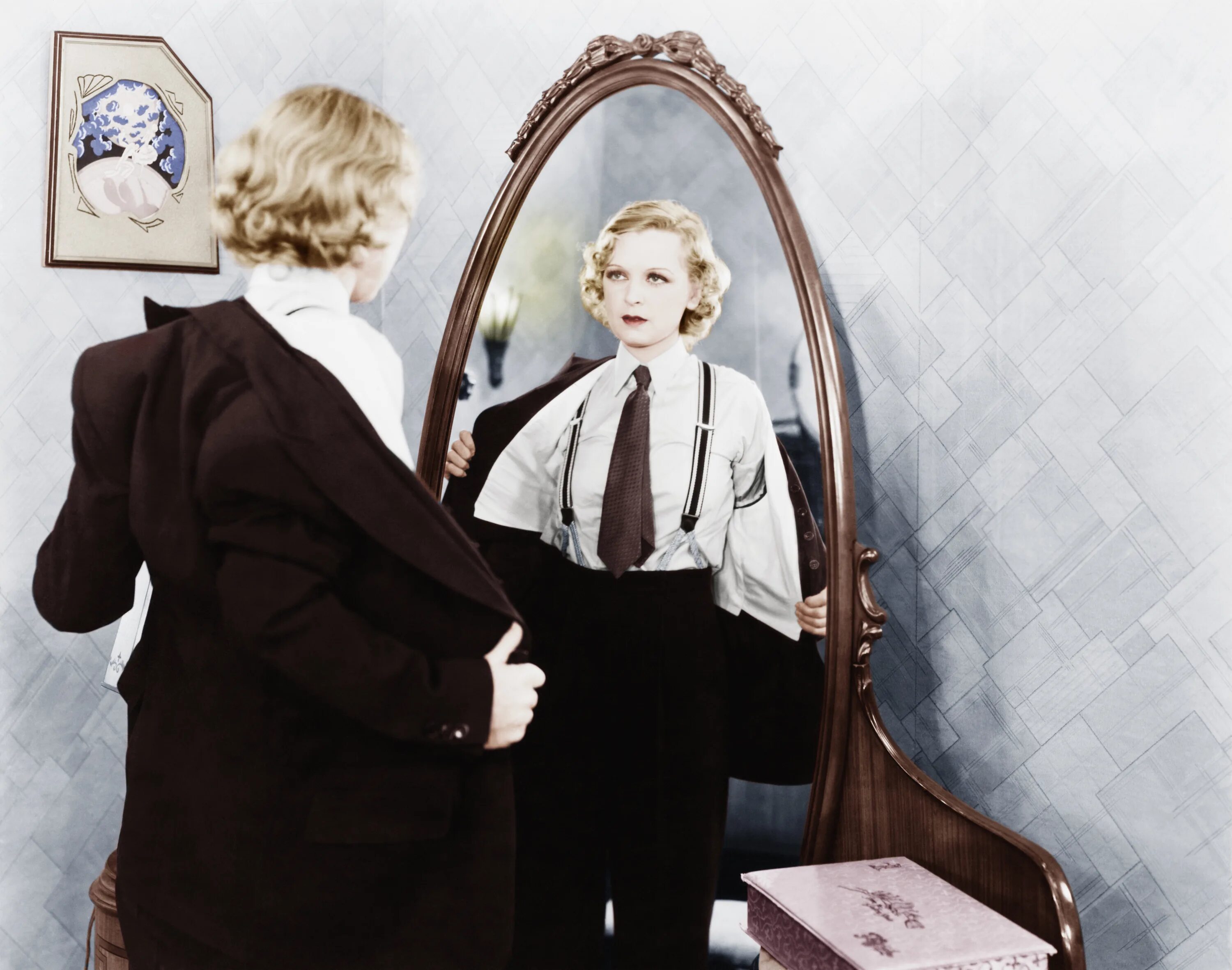 Шекспир женщина переодевается мужчиной. Перед зеркалом. Человек в зеркале. Женщина в зеркале. Отражение в зеркале.