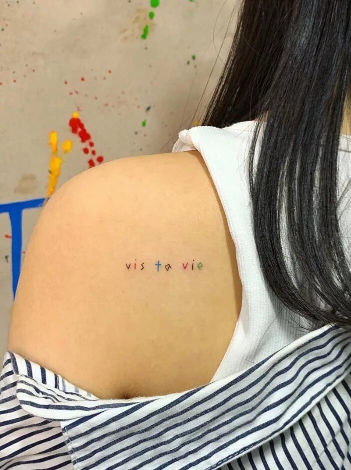 Vis ta vie. Тату надпись над локтем. Vis ta vie. Vis ta vie tattoo. Vis ta vie.