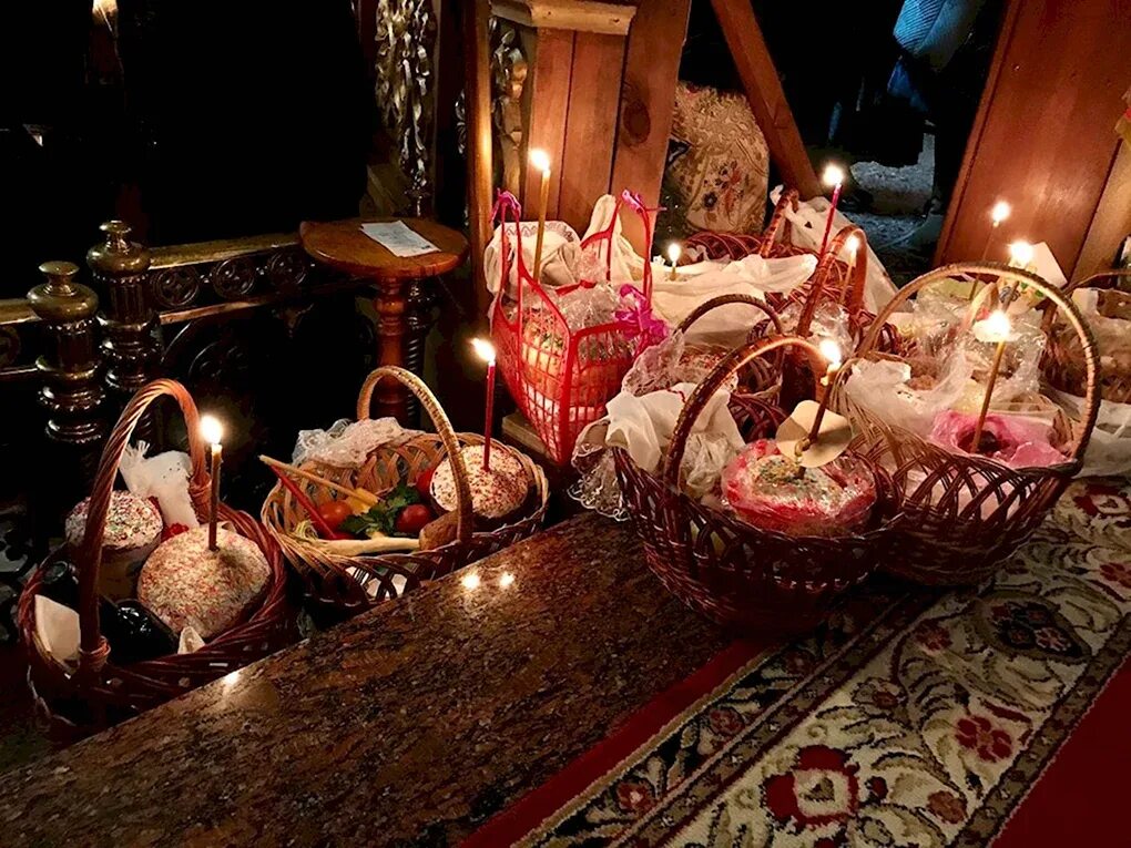 Пасхальные свечи в храме. Великая пасхальная вечерня пермь. Пасхальная ночь в живописи. Вечер пасхи. Пасхальная ночь.