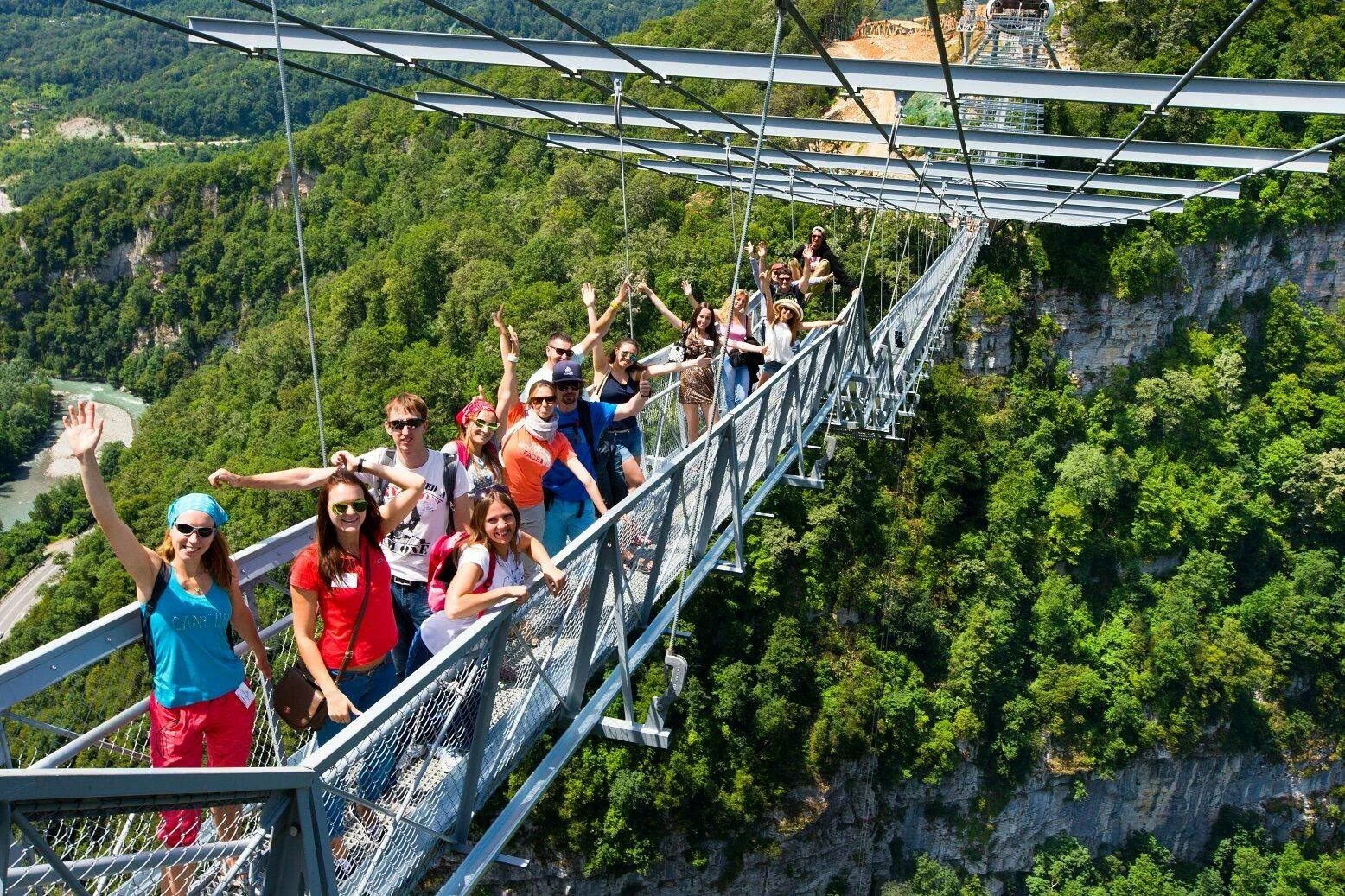 Куда сходить в апреле. Подвесной мост Сочи Скайпарк. Сочи парк Skypark. Парк красная Поляна Сочи Скай парк.