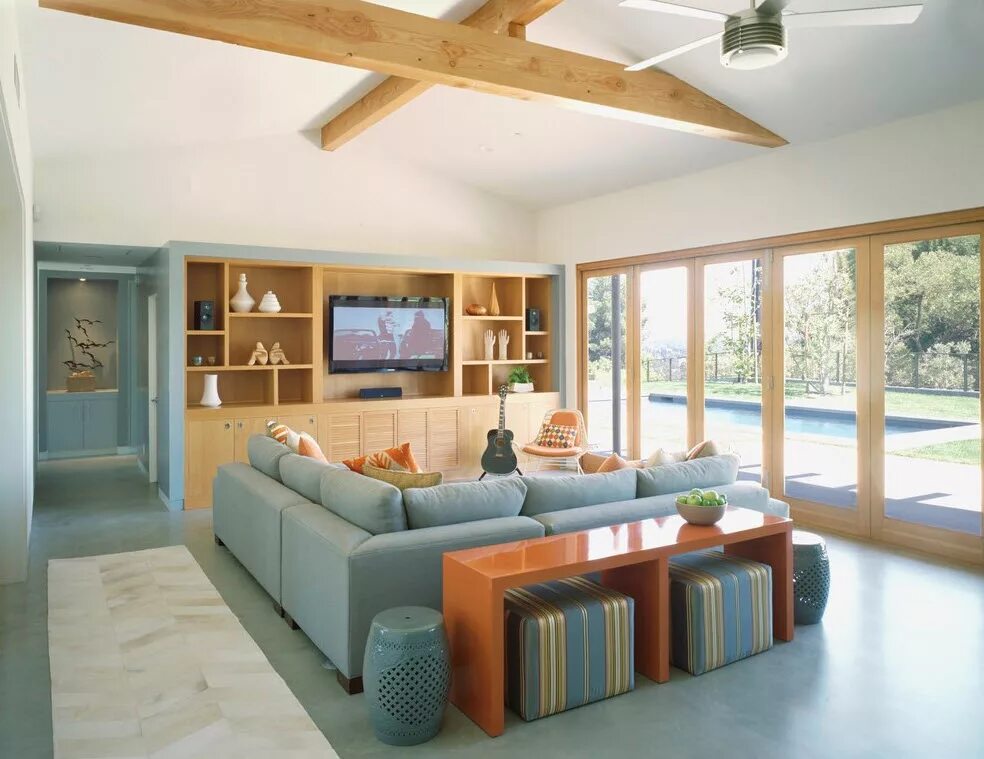 диван посередине комнаты. телевизор в середине комнаты. телевизор в середине комнаты. стоять по середине комнаты. кровать посередине комнаты.