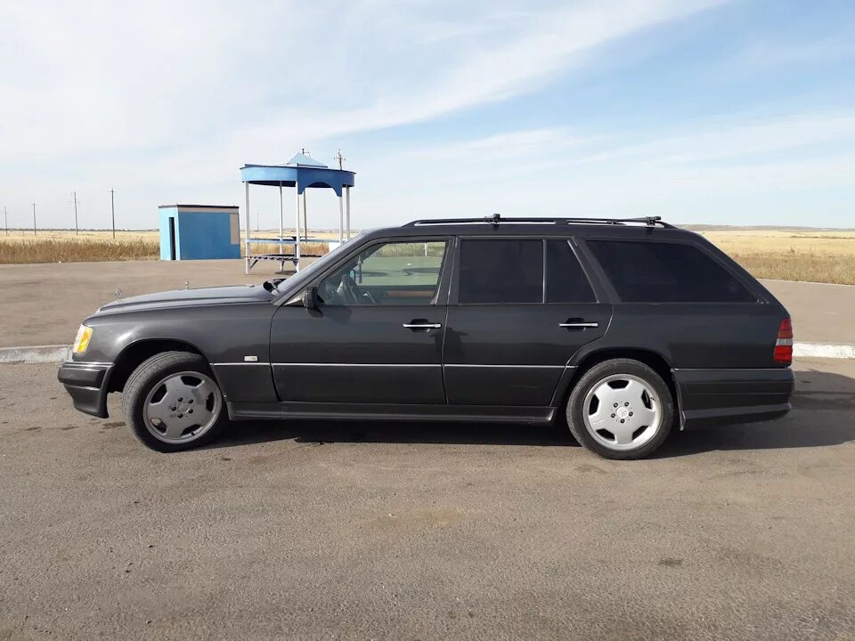 Мерседес 124 универсал. Mercedes w124 универсал. Мерседес 124 универсал черный. Мерседес 124 кузов черный универсал.