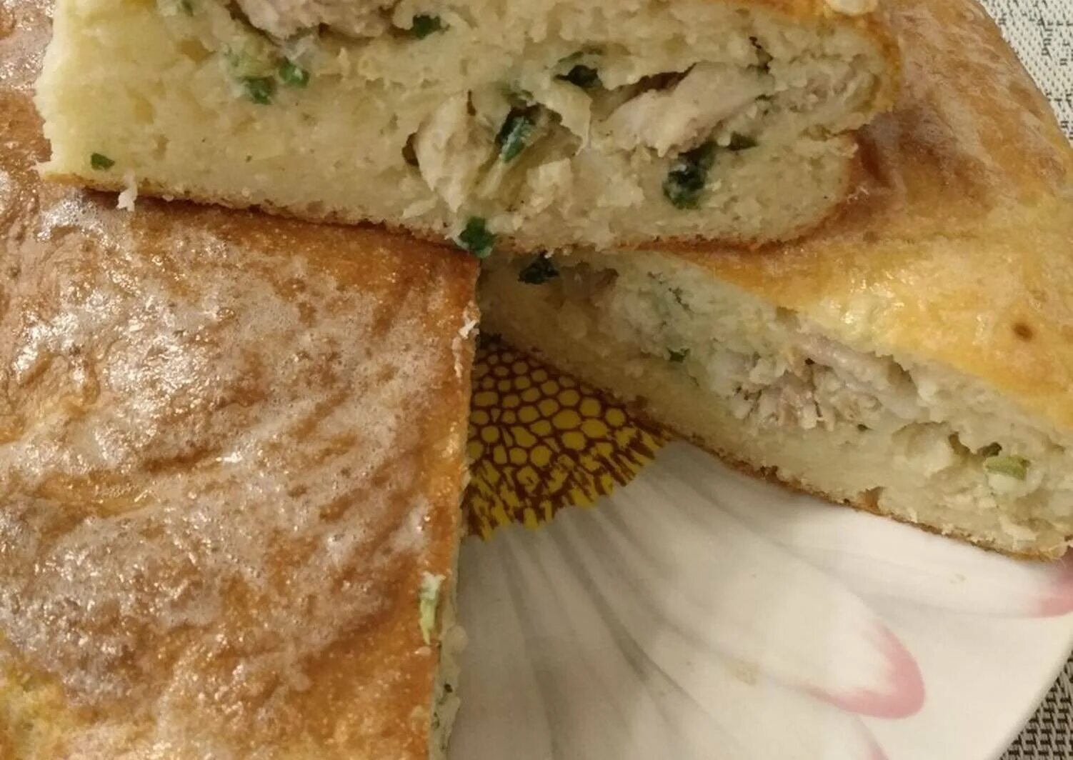 Пирог с консервой рыбной. Заливной пирог с капустой и рыбными консервами. Заливной пирог с консервой. Заливной рыбный пирог. Заливной пирог с консервой.