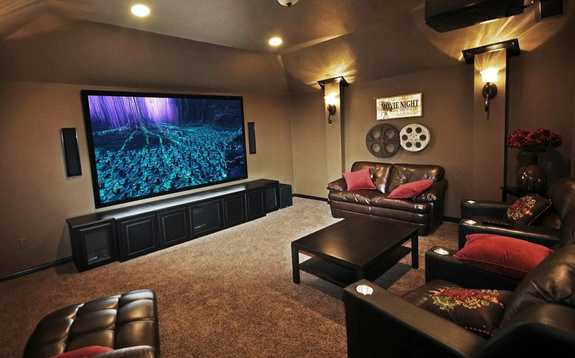 Проектор Home Theater. Домашний кинотеатр интерьер. Комната кинотеатр в доме. Шикарный домашний кинотеатр. Кинотеатр где домашних