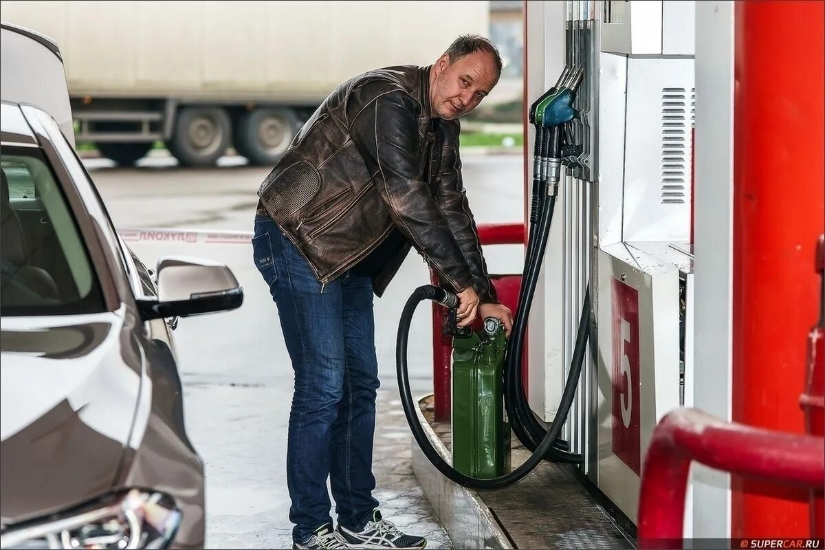 Бензин подорожал сегодня. Дорогой бензин. Бензин дорожает. Подорожание бензина. Рост цен на бензин.