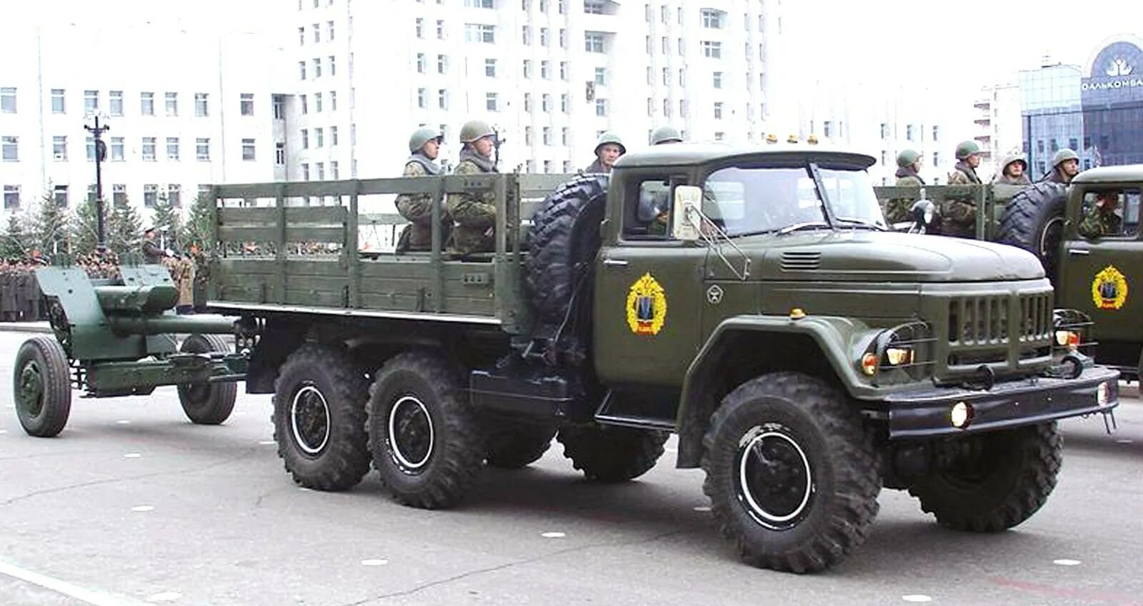 Зил 131 год. Военный грузовик ЗИЛ 131. ЗИЛ 131 армейский. Грузовик ЗИЛ 131 армейский. ЗИЛ 131 военный тягач.