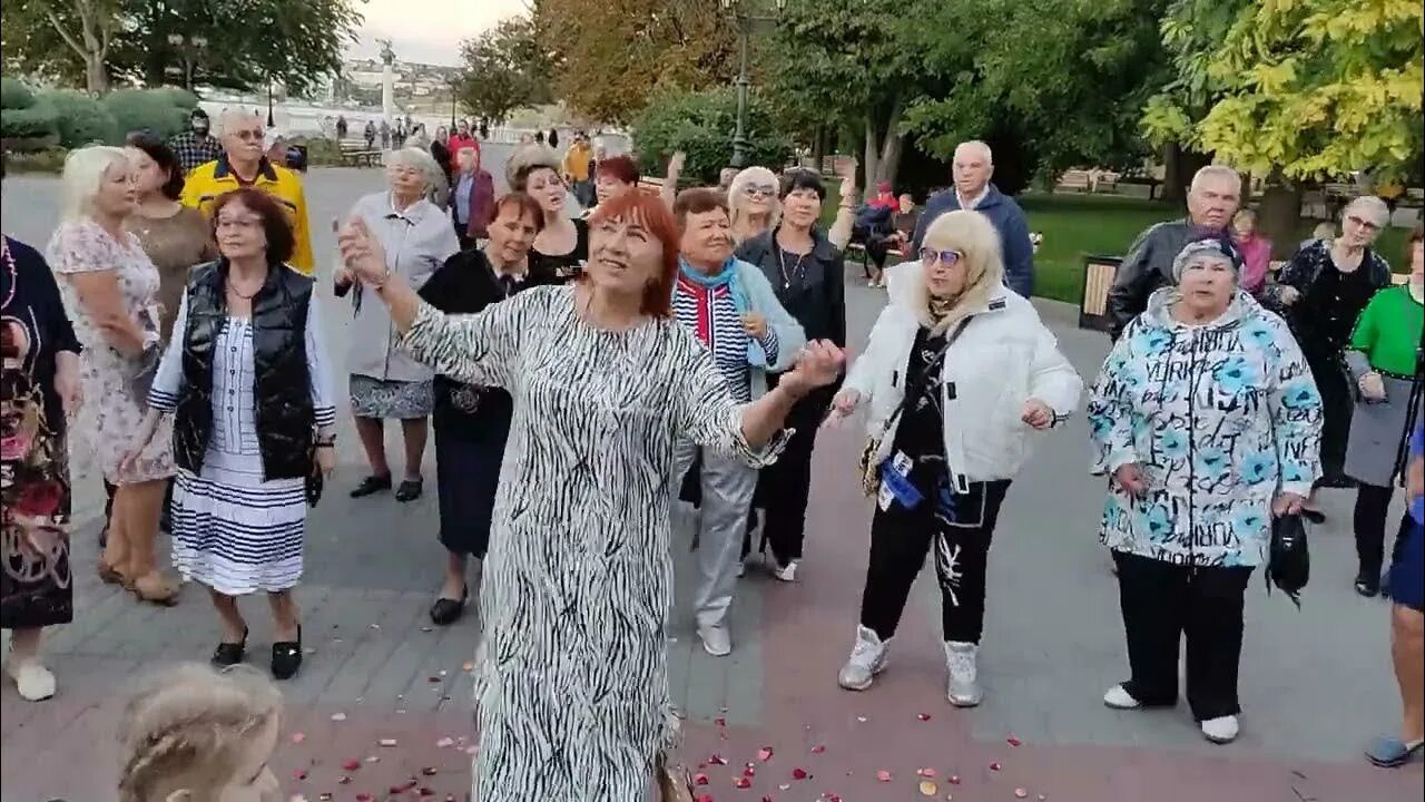 Танцы на приморском бульваре последнее видео. Танцы на приморском бульваре последнее видео. Приморский бульвар севастополь танцы. Танцы на приморском бульваре - севастополь - сергей соков. Сергей соков танцы на приморском бульваре сегодня.