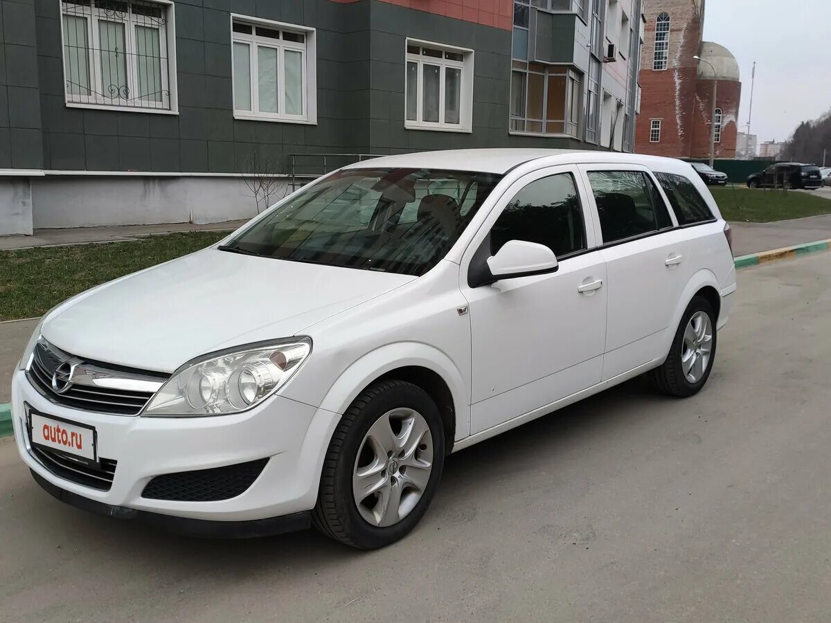 Opel Astra h универсал белый.