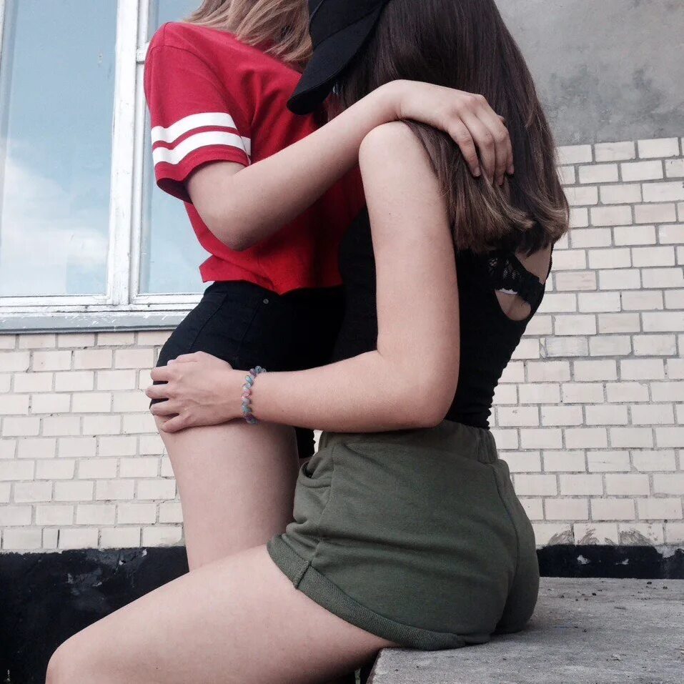 Lesbian 12. Девушки обнимаются. Поцелуй девушек. Поцелуй подруг. Девушка целует девушку.