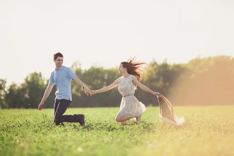 Влюбился сбегаю. Love story фотосессия. Лав стори фотосессия летом. Счастливые влюбленные бегут по лугу. Парень и девушка бегут по полю.