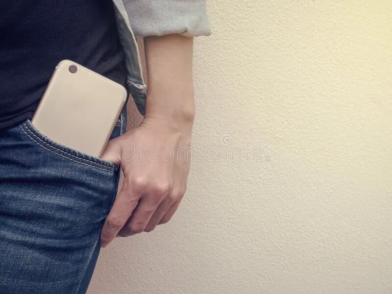 В кармане тик так в смартфоне. Карман для сотового телефона. мобильник в кармане. смартфон в кармане. телефон в кармане джинсов.