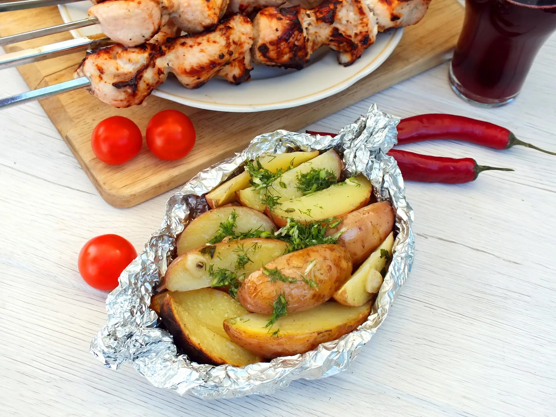 Какой гарнир к шашлыку. Гарнир к шашлыку. гарнир к куриному шашлыку. шашлык с гарниром картошки. гарнир к шашлыку из свинины.