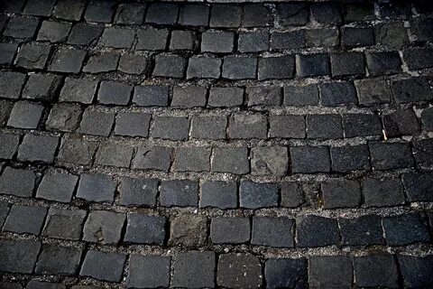 Почему нагруженный автомобиль на булыжной мостовой