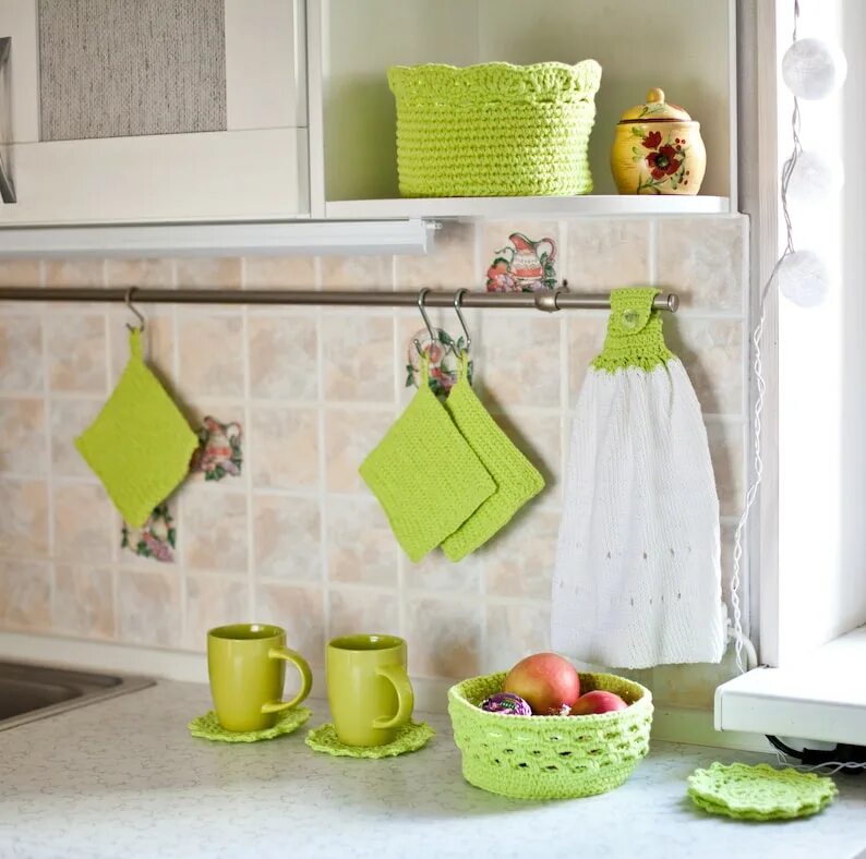 Сложенные кухонные полотенца. Полотенца на кухне в интерьере. Кухонные полотенца "кухня". Кухонные полотенца в интерьере кухни. Место для полотенец на кухне.