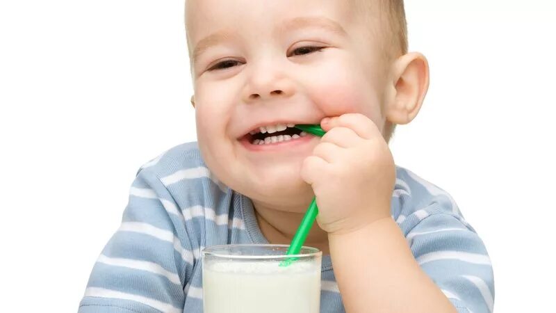 ребенок пьет молоко. дети пьют йогурт. завтрак семья молоко. дети пьют йогурт. дети пьют йогурт.