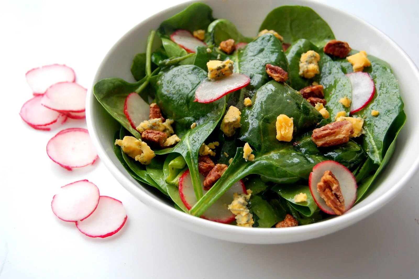 Салат со шпинатом авокадо и фетой. Салат с авокадо шпинатом и огурцом. Салат из шпината и огурцов. Салат из шпината и помидоров. Салат из шпината и огурцов.