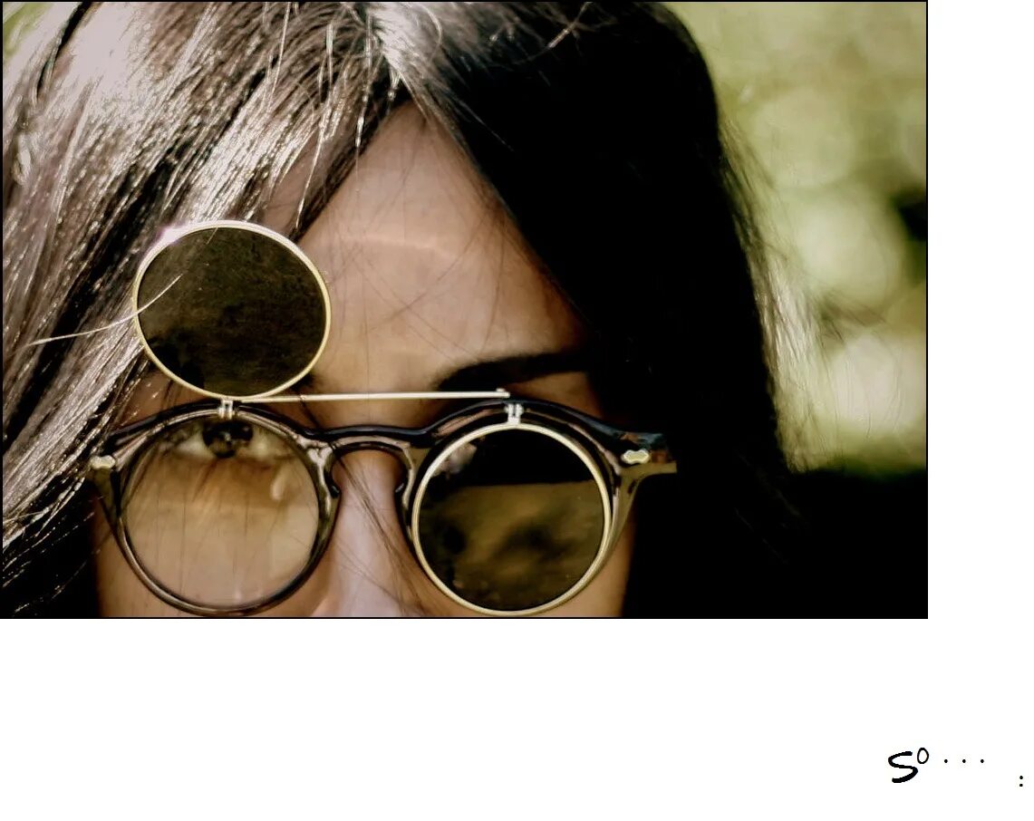 Песня два в очках. Очки Джона Леннона. Джон Леннон в шляпе и очках. Оправа Джон Леннон. Джон Леннон в солнечных очках.