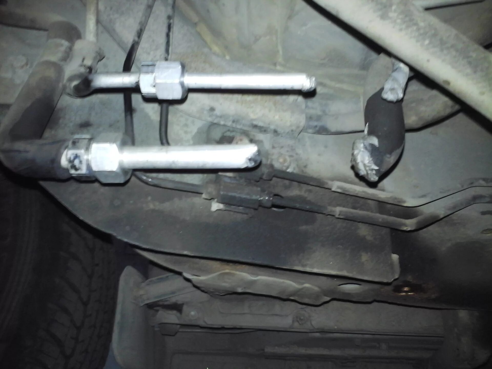 Трубки заднего контура кондиционера infiniti qx80. Задний контур кондиционера шевроле тахо 900. Задний контур кондиционера паджеро 4. Задний контур на паджеро 4. Задний контур.