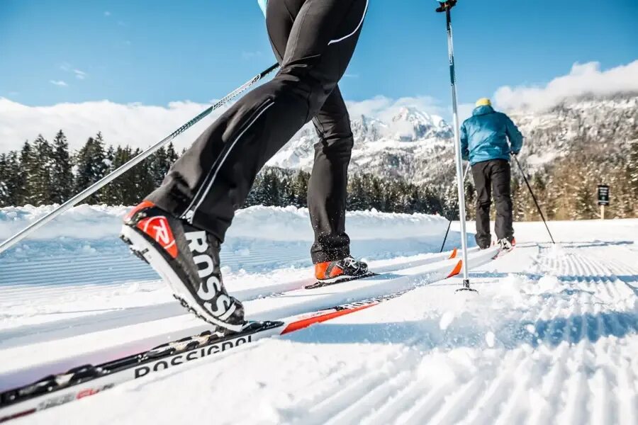 Cross country ski. Лыжи спорт. Лыжные гонки. Лыжник. Ноги лыжника.