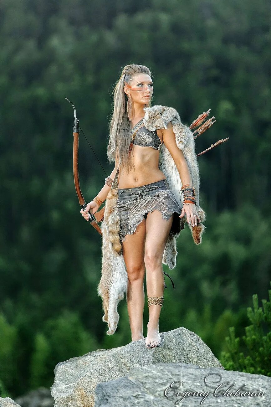 Девушка дикарка. Амазонка Гладиатрикс Королева. Костюм воительницы викингов. Амазонка девушка. Образ амазонки.