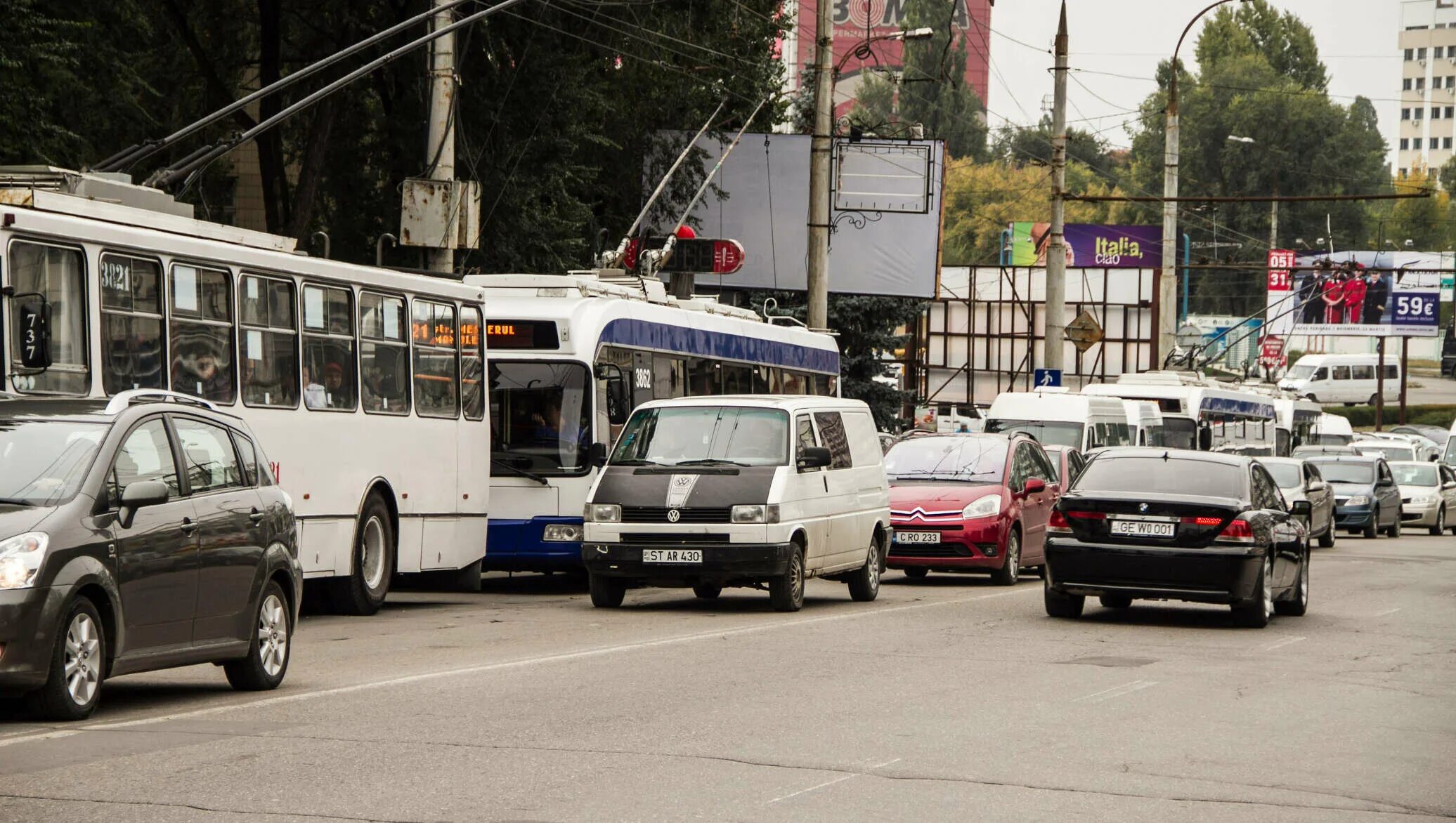Транспорт кишинева. Транспорт Молдавии. Транспорт Кишинев. Молдова троллейбус. Пробки Кишинев.