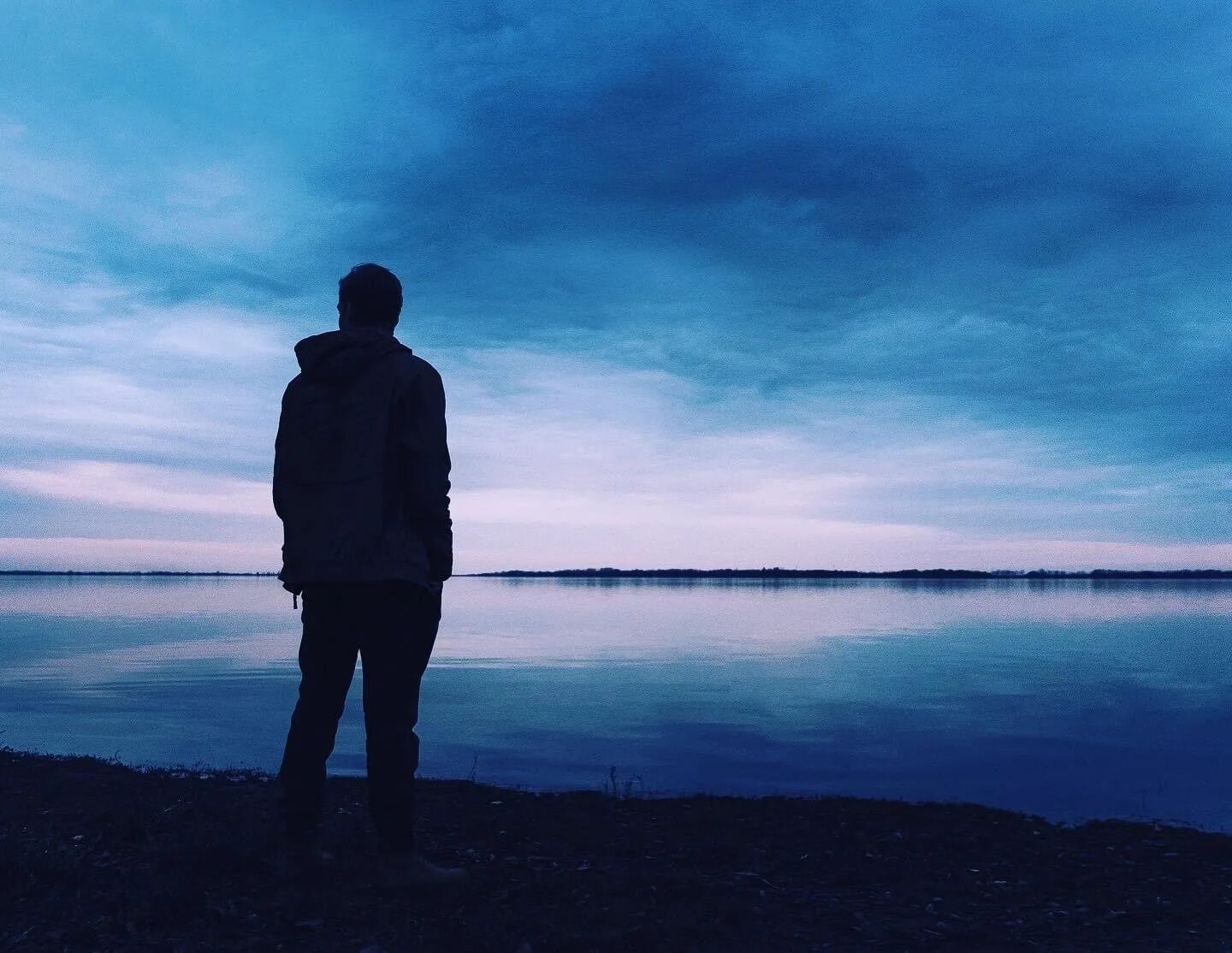 Alone because. Мужское одиночество. Это одиночество. Мужская печаль. Одиночки.