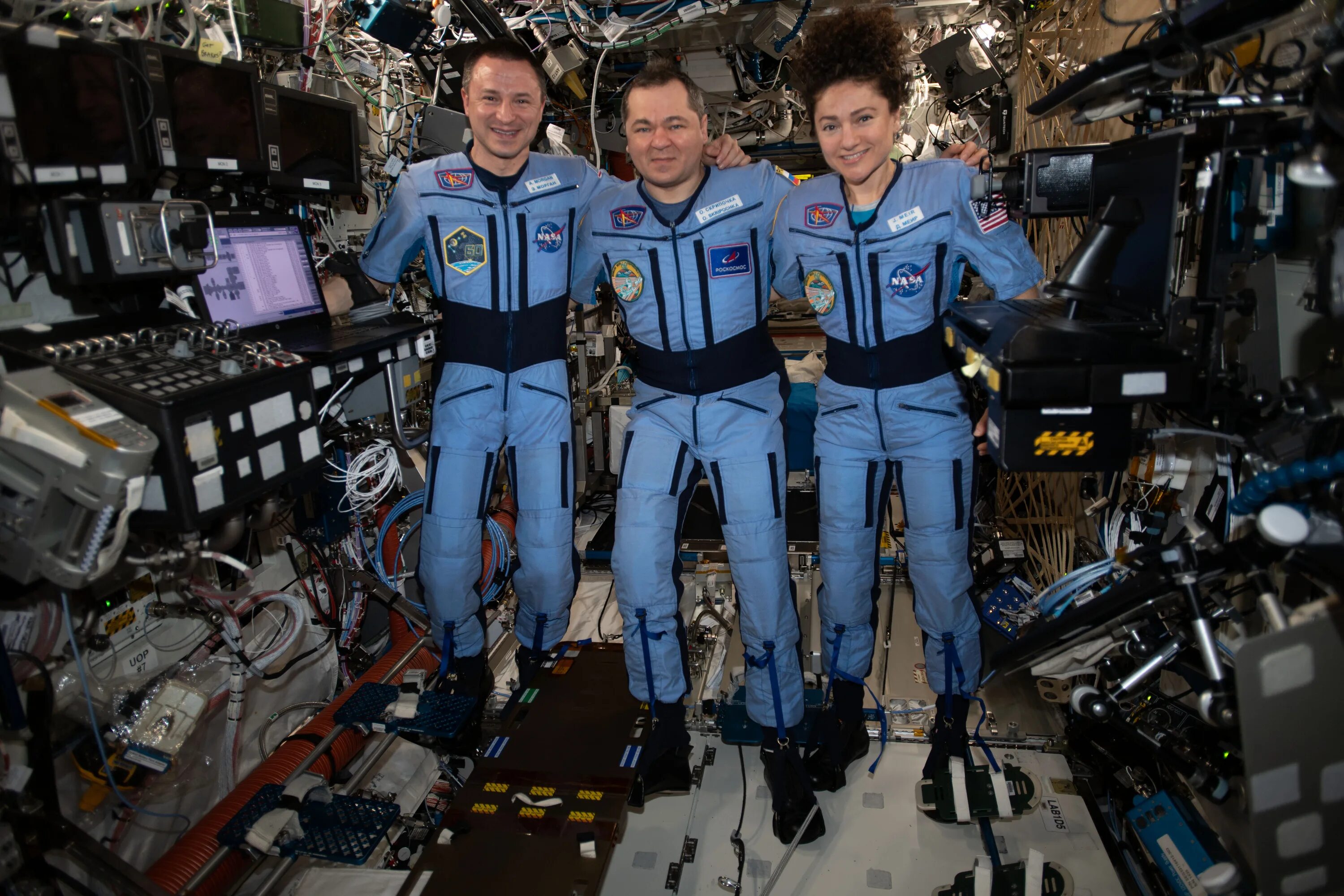 Мкс фото. Космонавты на МКС. Международная Космическая станция ISS. МКС 2020. МКС экипаж 2009.