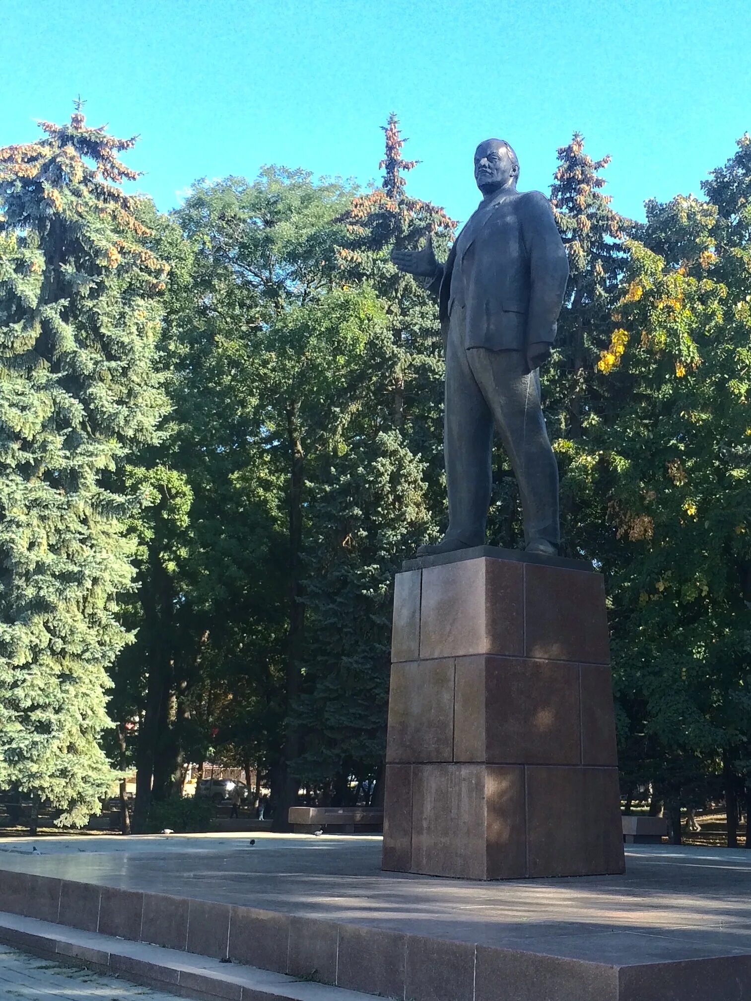 Ленина г черкесск. Памятник Ленину Черкесск. Памятник Владимиру Ильичу Ленину Пермь. Город Черкесск памятник Ленина.