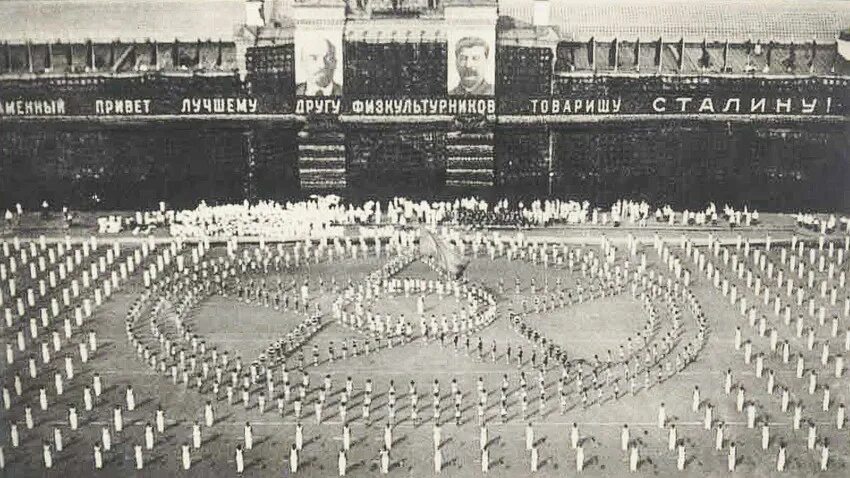 Здание музея ленина. Москва 1936. Парад физкультурников в москве в 1938. Парад физкультурников на красной площади 1937. Курский вокзал москва 1970.