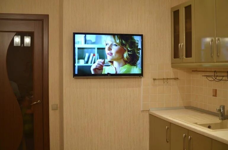 Включи телевизор на кухне. Телевизор на кухне. Плоский телевизор на кухню. Маленький телевизор на кухню. Кухня с телевизором на стене.