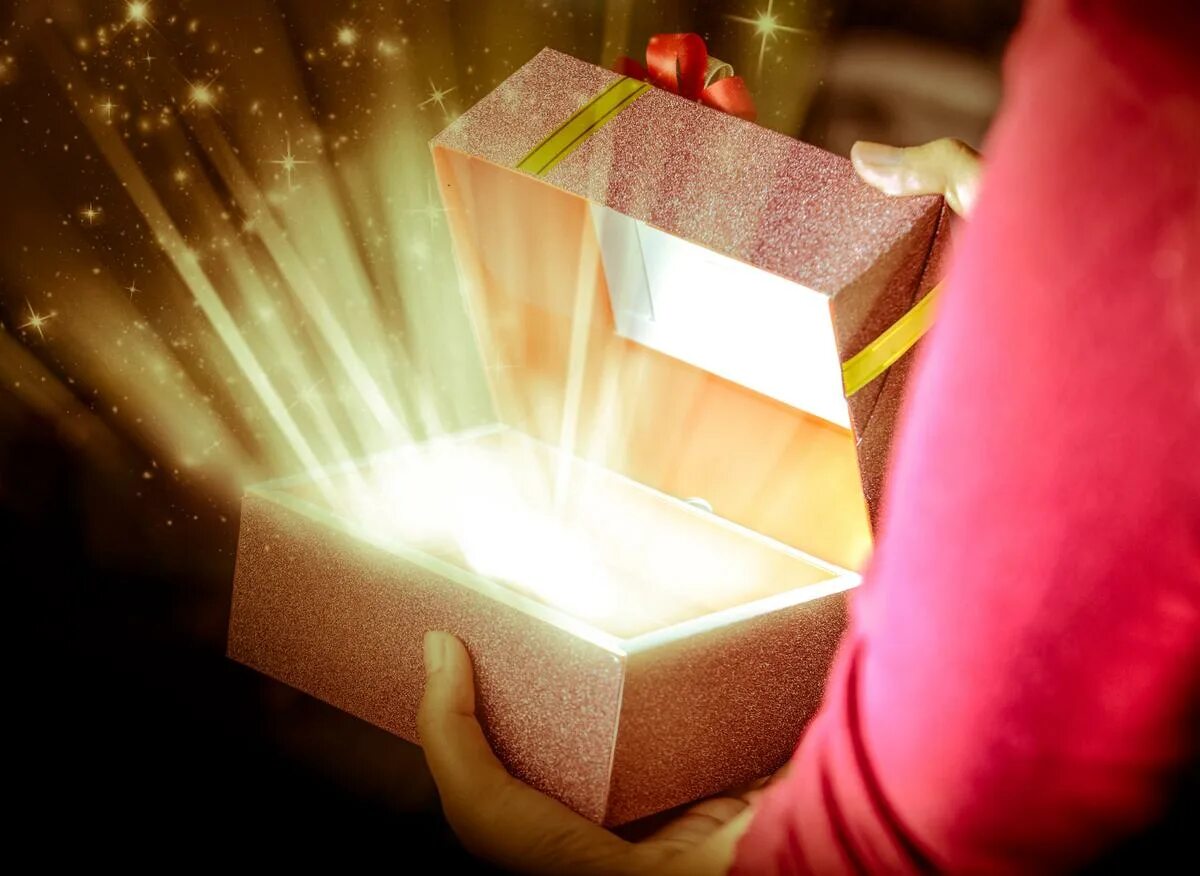 Увидеть сюрприз. Свет из коробки. Коробка с волшебством. Волшебство из коробки. Свет из подарочной коробки.