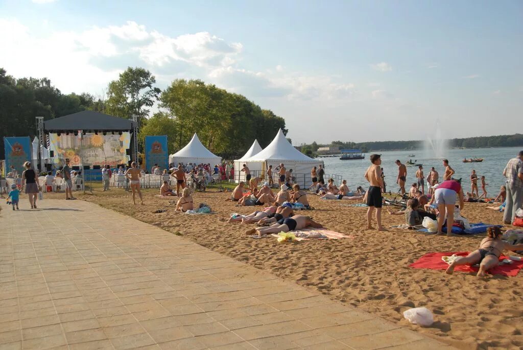 Пляж солнечный берег талдом. Городской пляж московская область. Городской пляж московская область. Ступино река ока пляж. Набережная озера сенеж солнечногорск.