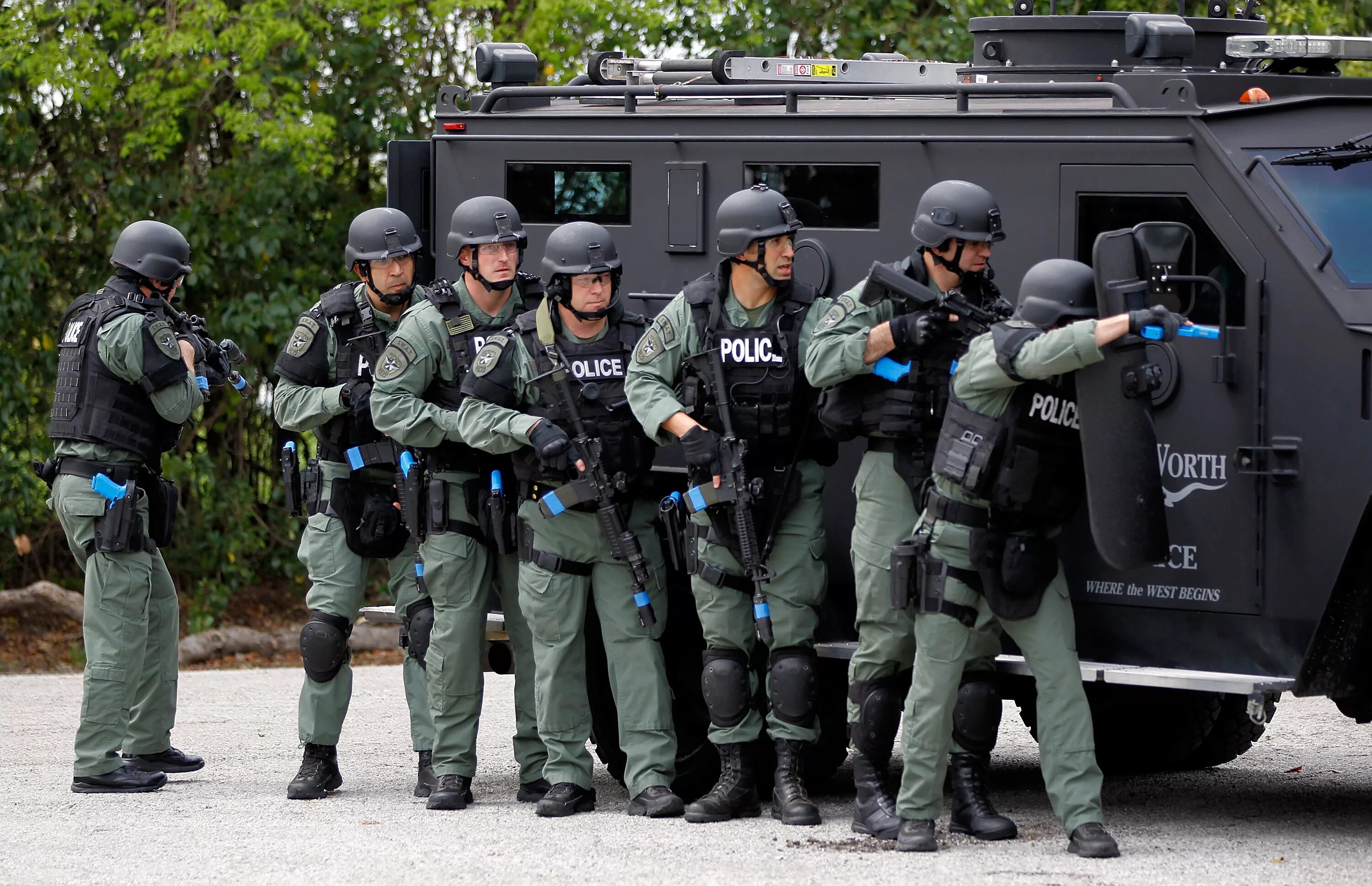 Что такое сват в инете. Спецназ америки swat. спецназ полиции сша swat. американский полицейский спецназ swat. полиция сша сват.
