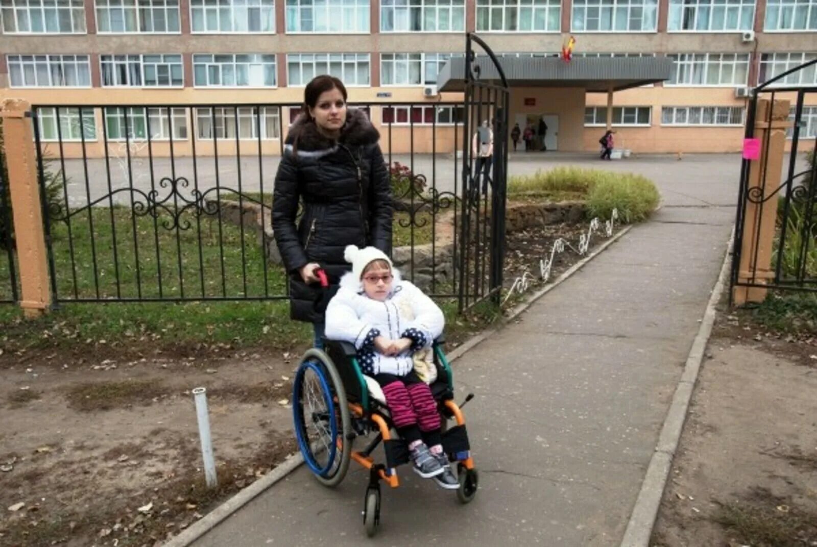 Дочь инвалид детства. Мама с ребенком инвалидом. Мамы на инвалидных колясках. Девочка инвалид. Мама с ребенком в инвалидной коляске.