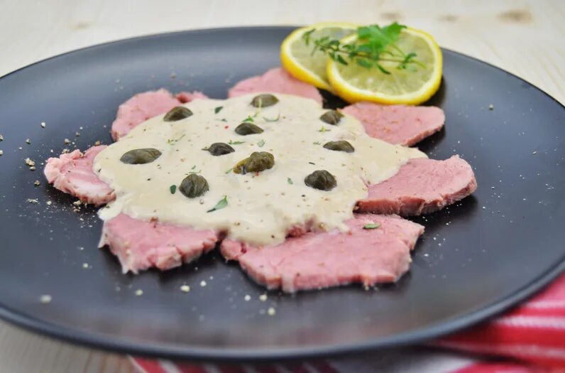 Вителло тонато. Закуска вителло тонато. Вителло тонато джейми оливер. Вителло тонато. Вителло тонато это.