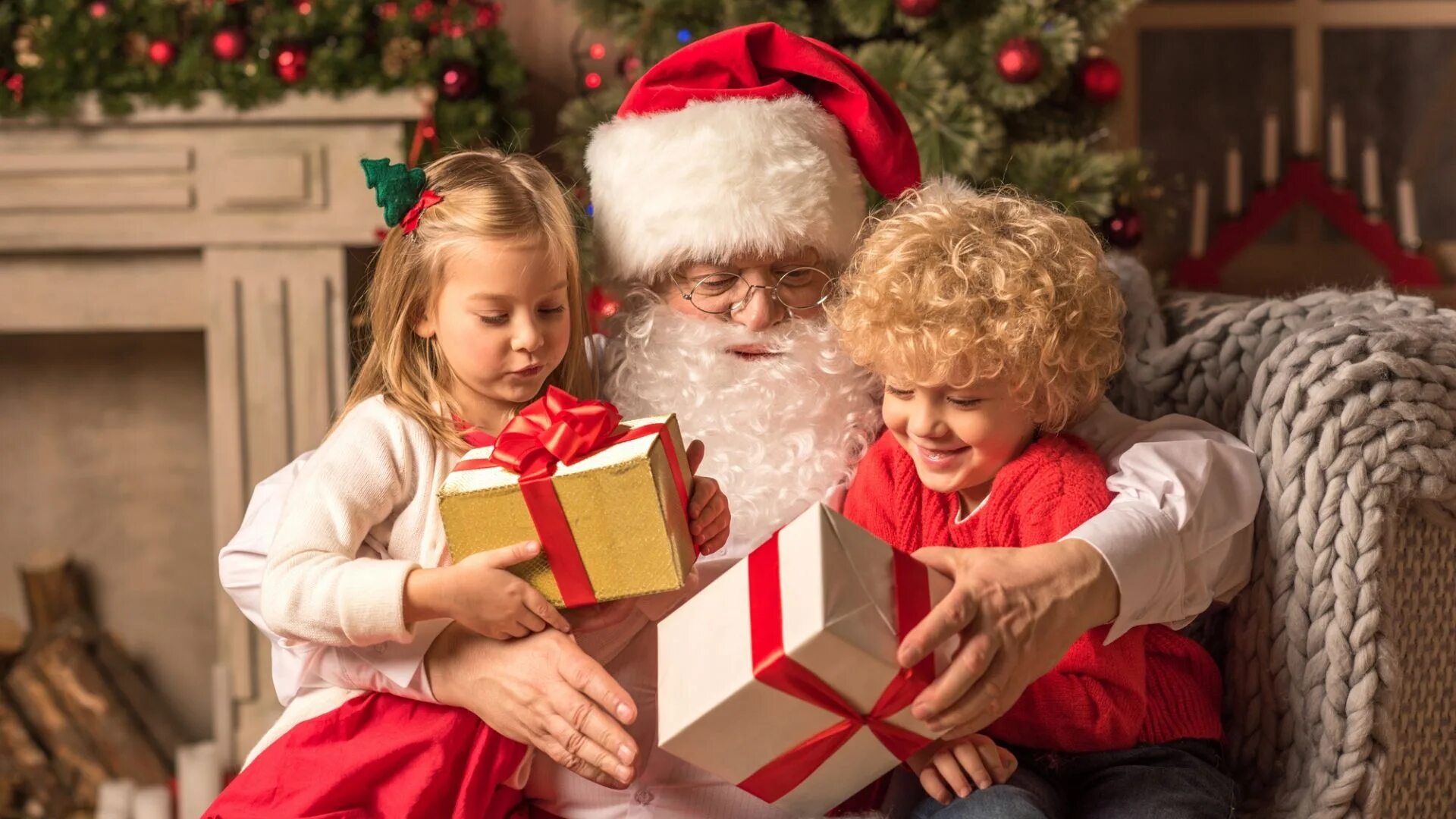 Дети деда мороза. Новый год дети. Новогодние подарки для детей. Подарки Деда Мороза. Дед Мороз дарит подарки детям.