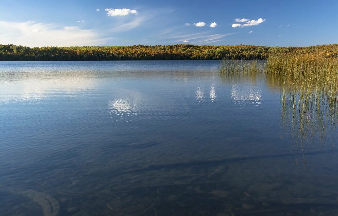 Водную гладь озера. Озеро Веттерн. Озеро Юлемисте. Водоемы (озера, пруды, обводненные карьеры, водохранилища). Вода озеро.