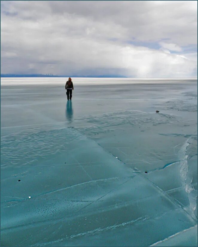прочный лед. лед трескается. лед на реке. озеро байкал зимой лед. изумрудный лёд на озере байкал.